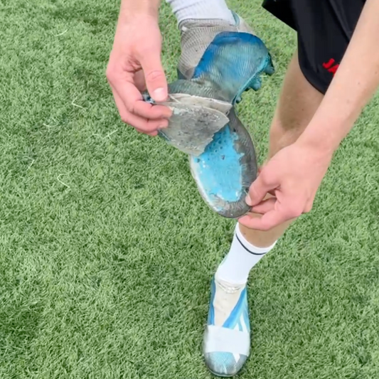 Loslatende zolen van je voetbalschoenen? Dit is de oplossing